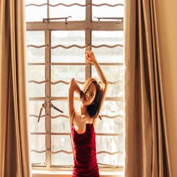 用玉器养大的公主花穷：奢华与现实的交错之旅